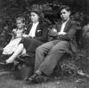 Toni, Karla und Hannchen Herwegh im Sommer 1949